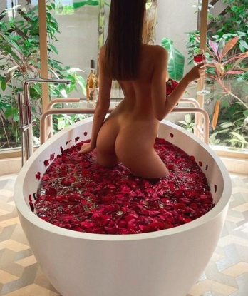У меня есть все, что нужно для нашего незабываемого удовольствия. 💋🔥
Я живу в самом сердце Москвы, где зажигает ночная жизнь и сияют огни города. Вместе мы погрузимся в мир страсти и наслаждения, где каждая минута будет наполнена неподдельной эмоциональной связью. 💕
Мои услуги включают все, что тебе захочется: классический и эротический массаж, сексуальные игры, ролевые сценарии и многое другое. Я знаю, как доставить тебе настоящее удовольствие и сделать тебя счастливым. 💫
Мои фото настоящие, чтобы ты мог убедиться в моей красоте и сексуальности. Каждая моя фотография отражает мою нежность и страсть, которые ждут именно тебя. 😉
Мои клиенты всегда оставляют положительные отзывы о нашей встрече, отмечая мое профессионализм, чарующую энергию и умение угадать все тайные желания. Я гарантирую, что ты останешься доволен и захочешь вернуться ко мне снова и снова. 💖
Так что не медли, дорогой, и дай себе возможность открыть новый мир страсти и наслаждения со мной, в Москве. 🌃💫 Оксана